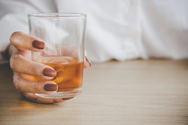 ادمان الكحول وخلطه بالمواد المخدرة Woman-hand-holding-alcohol-glass-drinking_34670-325