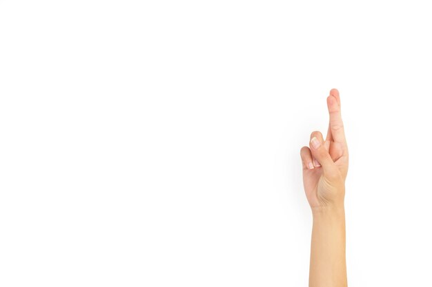 コピースペースと白い背景の上に指を交差させた女性の手 プレミアム写真