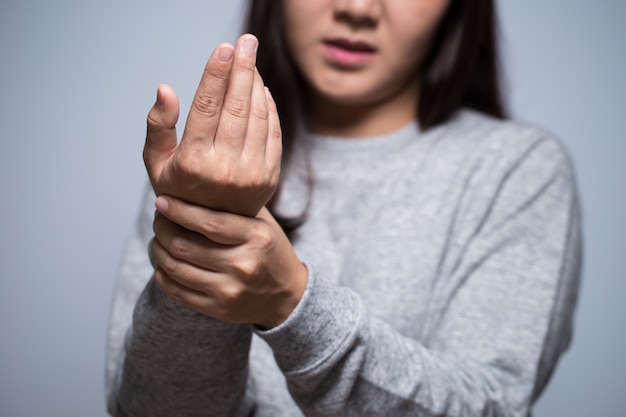 Woman has hand pain Premium Photo