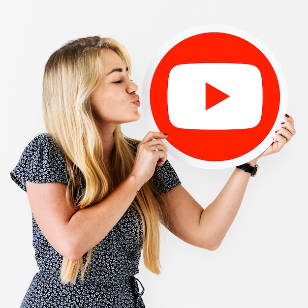 Youtubeのアイコンを保持している女性 無料の写真