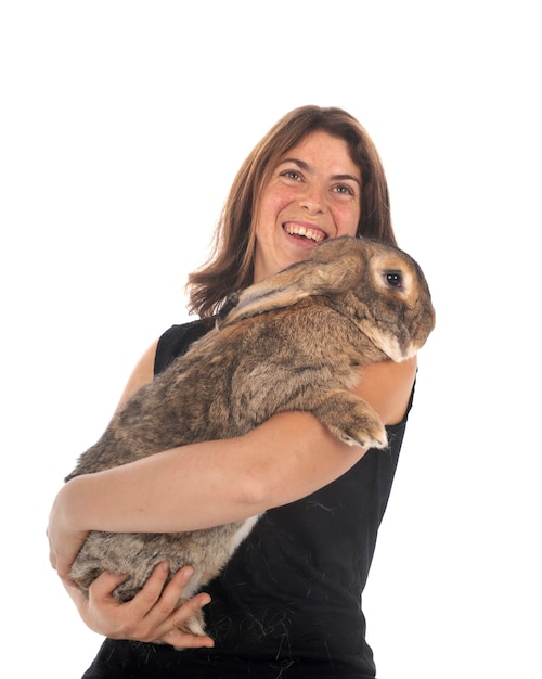 フレミッシュジャイアントウサギを抱く女性 プレミアム写真
