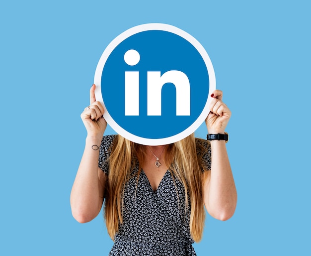 Woman holding a linkedin icon Premium Photo