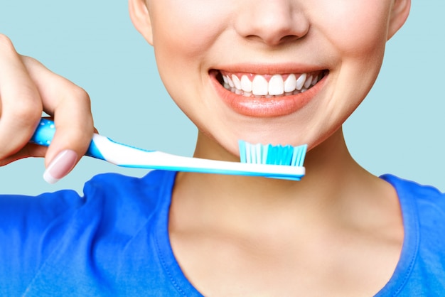 Premium Photo Woman Holding A Toothbrush In Her Hand And Smiling