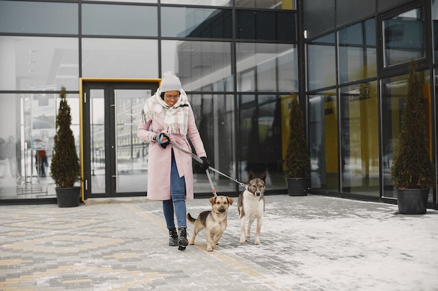 ピンクのコートを着た女性 犬の散歩 無料の写真