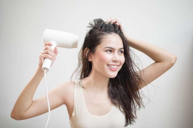 Женщины сушат волосы после душа