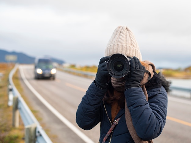 https://image.freepik.com/free-photo/woman-is-photographing-beautiful-landscapes-norway_33799-5331.jpg