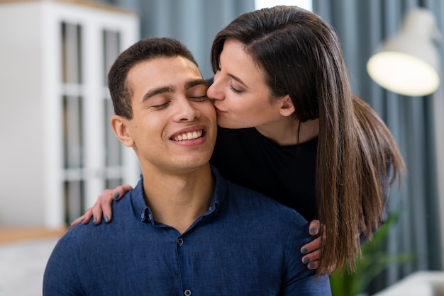 頬のクローズアップで彼女の夫にキスする女性 無料の写真