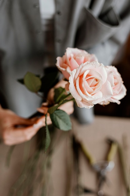 美しい花の花束を作る女性 無料の写真