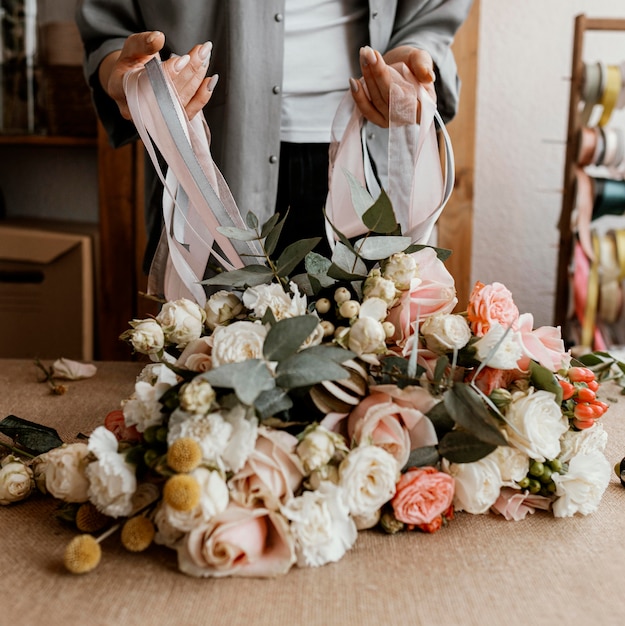 美しい花の花束を作る女性 無料の写真