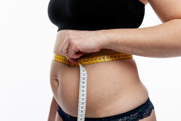 女性は太った腹を測定します 肥満と太りすぎ プレミアム写真