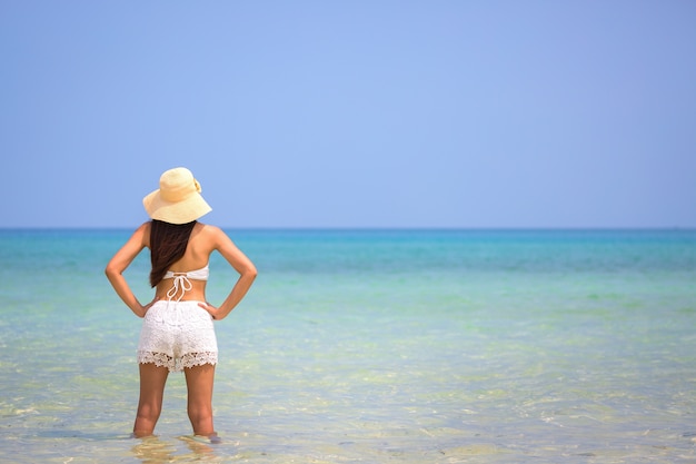 夏のビーチで女性 | プレミアム写真