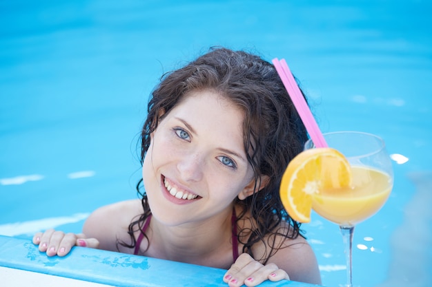 Premium Photo | Woman relaxing and drink a cocktail at swimming pool