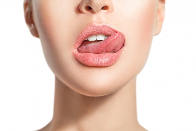 女性の舌が誘惑的に唇をなめる プレミアム写真