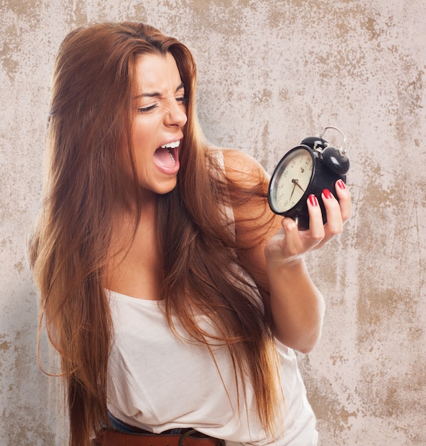 free-photo-woman-screaming-because-she-is-late