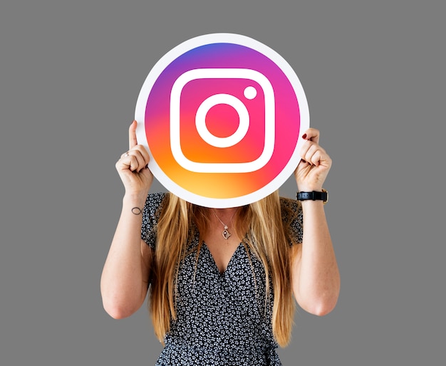 Instagramアイコンを表示している女性 無料の写真