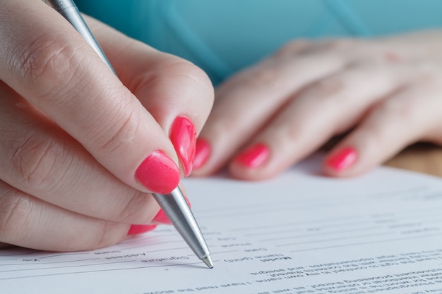 Woman signing contract | Premium Photo