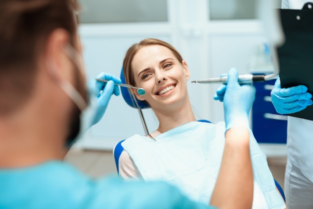 woman-sits-dental-chair-doctors-bowed-her_85574-6621.jpg (626×417)