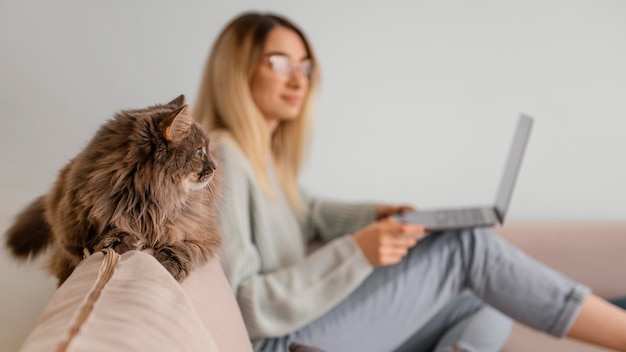 彼女の猫と一緒に屋内に座っている女性 無料の写真