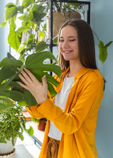 観葉植物の世話をしている女性 プレミアム写真