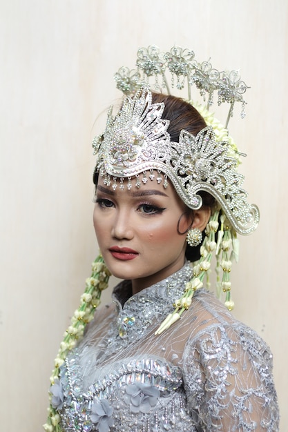 Premium Photo | Woman traditional wedding dress of java premium