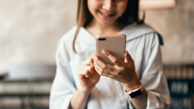 Woman using smartphone, during leisure time. the concept of using the phone is essential in everyday life. Premium Photo