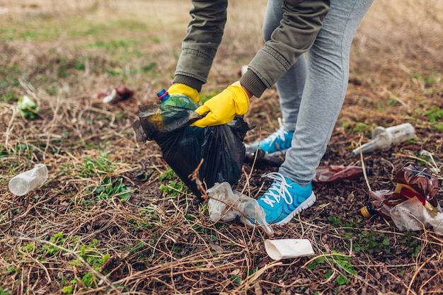 Premium Photo | Woman Volunteer Cleaning Up The Trash In Park. Picking ...