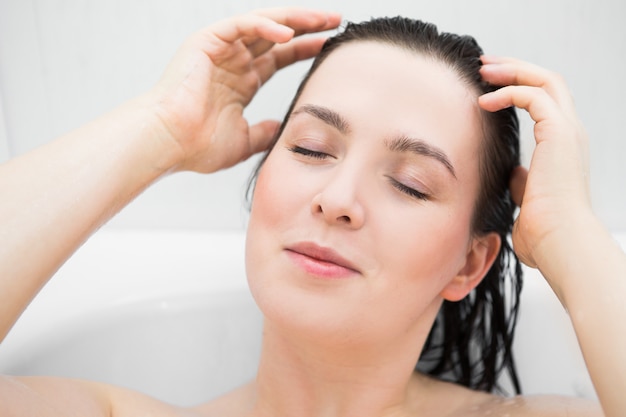 Woman Washes Her Head In The Bathroom Premi