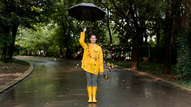 黄色いレインコートを着ている女性 無料の写真
