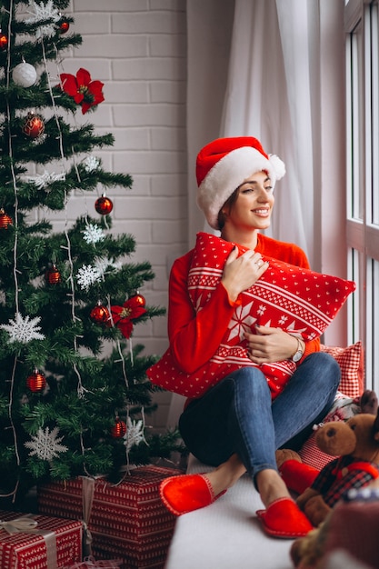 Donna Con Regali Di Natale Dall Albero Di Natale Foto Gratis