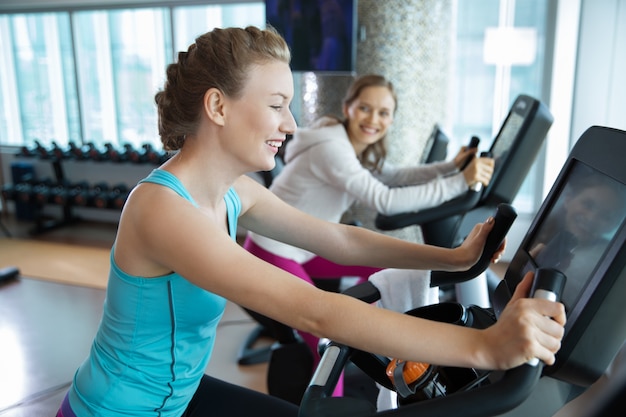 Women running on the treadmill Free Photo