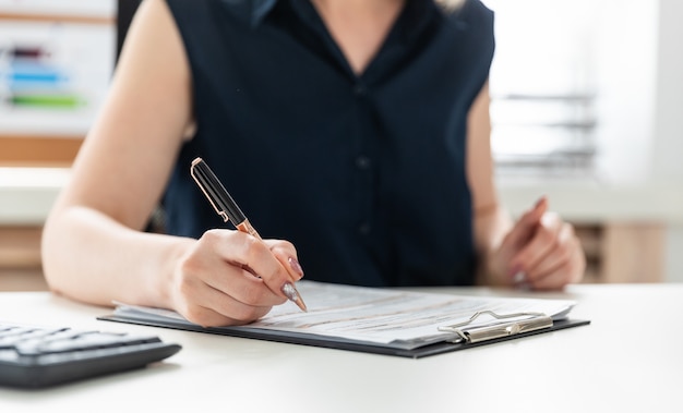 Premium Photo | Women's hands fill out a questionnaire.