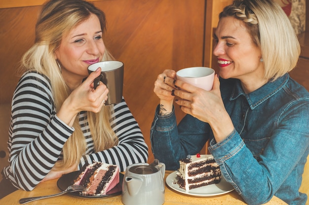 カフェに座って熱いお茶を飲む女性 プレミアム写真