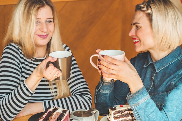 カフェに座って熱いお茶を飲む女性 プレミアム写真