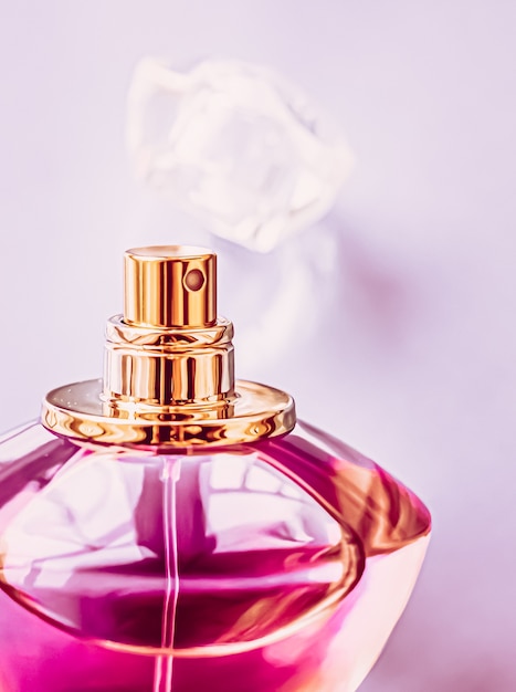 ヴィンテージフレグランスオーデコロンとしてのレディース香水ピンクケルンボトルホリデーギフトとしての高級香水 プレミアム写真