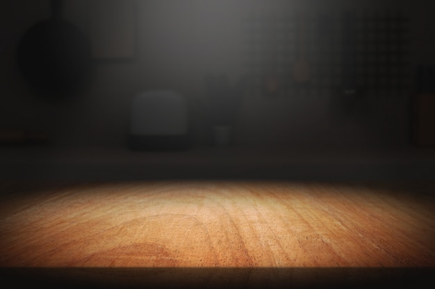 明るい背景と暗い部屋で木のテーブル プレミアム写真
