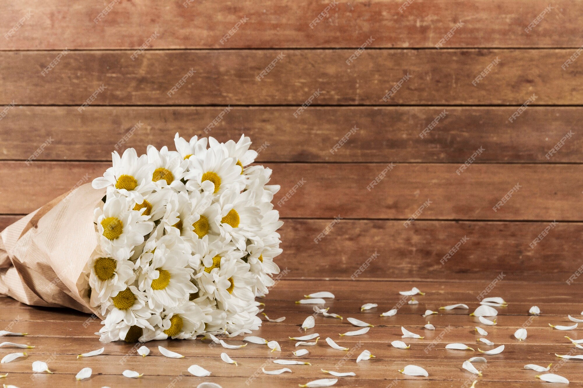 Free Photo | Wooden background with daisy bouquet