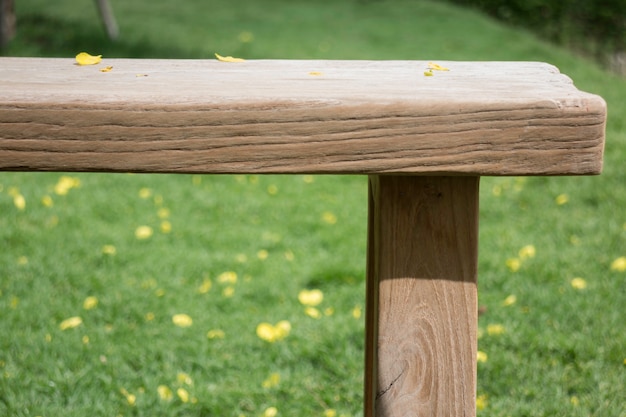 Wooden bench in outdoors garden in summer | Premium Photo