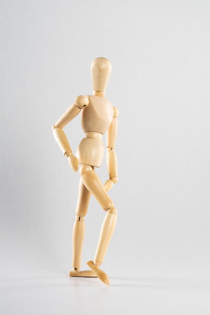 歩くポーズの木製ポーズ人形 無料の写真