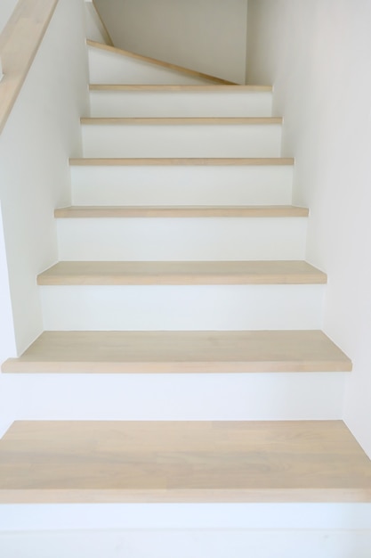 新しい家の木製の階段 プレミアム写真