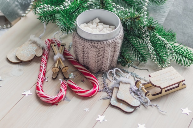 Tavolo In Legno Ricoperto Di Caramelle Gommose Marshmallow E Decorazioni Natalizie Sotto Le Luci Foto Gratis