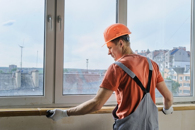 worker-is-installing-window-sill_191163-11.jpg (626×416)