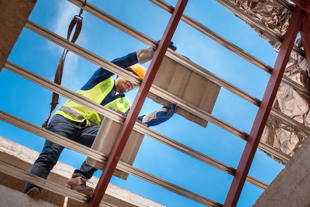 workers-installing-roofs-wearing-safety-clothing-construction-house-roof-ceramic-tile-cpac-roof-tile-industry_140555-350.jpg (626×417)