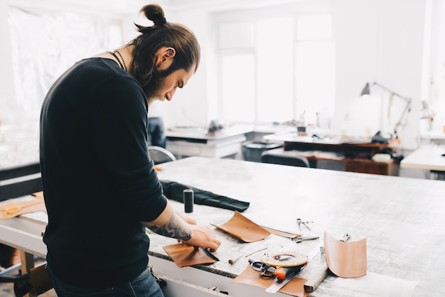 free-photo-working-process-of-the-leather-bag-in-the-leather-workshop