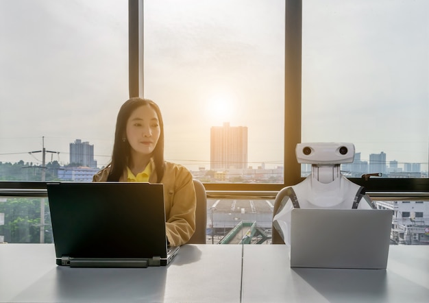 プレミアム写真 オフィスビジネスで働く女性とロボットコンピュータrpa Robotic Process Automation