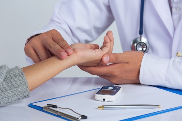 World diabetes day;docter checking patient pulse's Free Photo