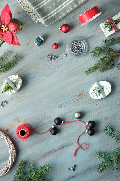 クリスマスツリーのモミの小枝 ギフトボックス 赤 白 緑の装飾とクリスマスの背景 プレミアム写真