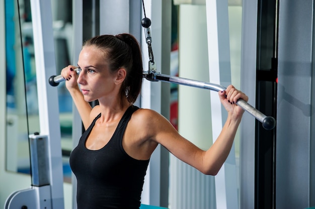 Premium Photo | Yang pretty woman works out in gym