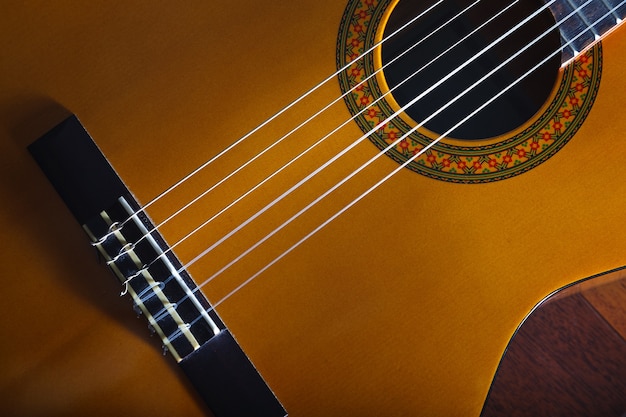 黄色のアコースティッククラシックスペインギター人気の音楽曲と歌のデザインバナー プレミアム写真