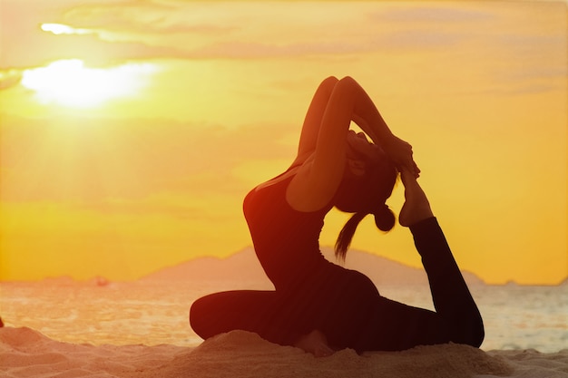 Premium Photo Yoga Girl On The Beach