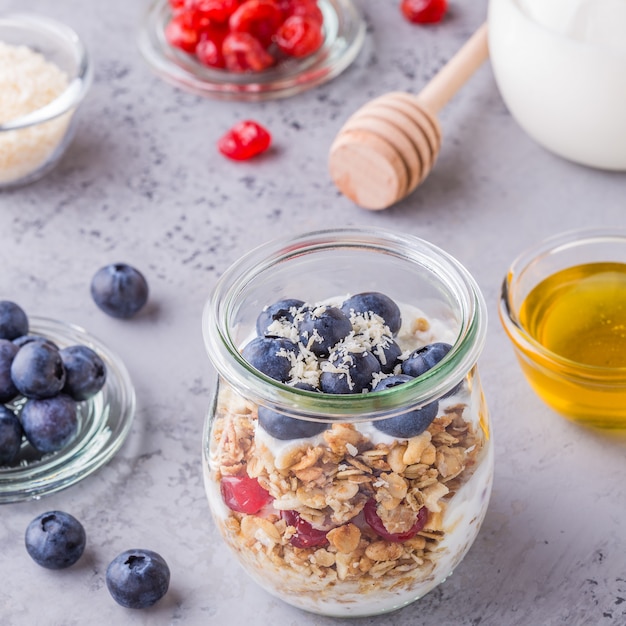 Premium Photo | Yogurt with oat flakes and fresh fruit in jars